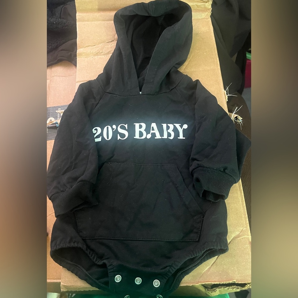 Baby hoodie w/pocket on the front